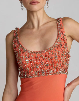 Vestido Longo em Jersey Coral com Decote Redondo e Adornos em Strass